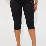 Mallas Beneath The Thorns Lace Capri - Negro