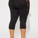 Mallas Beneath The Thorns Lace Capri - Negro