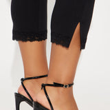 Mallas Swept Away Lace Trim Capri - Negro