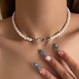 Collar con diseno de perla artificial con accesorio de corazon