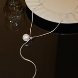 Mujer 1 pieza Collar largo de moda aleacion de zinc con diseno de perla artificial para hombres para regalo de citas