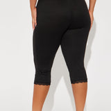 Mallas Valentina Solid Lace Trim Capri - Negro