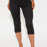 Mallas Valentina Solid Lace Trim Capri - Negro