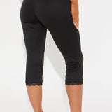 Mallas Valentina Solid Lace Trim Capri - Negro