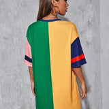 Vestido de color combinado con estampado de letra y numero de hombros caidos