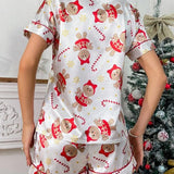 Conjunto de pijama de saten con ribetes en contraste y estampado navideño
