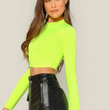 Top corto delgado de cuello alto verde neon