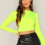 Top corto delgado de cuello alto verde neon