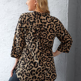 Camisa bajo irregular de cuello V con estampado de leopardo