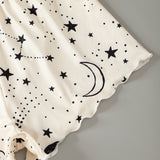 Conjunto de pijama top de tirantes corto ribete en abanico con estampado de letra y galaxia con shorts