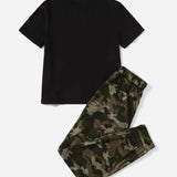 Mulvari Conjunto top con estampado de letra con joggers de camuflaje