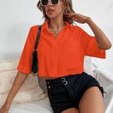 Camisa neon naranja de hombros caidos con parche de bolsillo