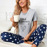 Conjunto de pijama pantalones con camiConjuntoa con patron de corazon & de slogan