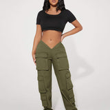 PETITE Jeans cargo cintura cortada en V con bolsillo con solapa