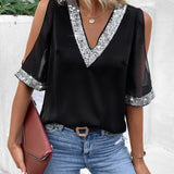 Blusa con lentejuela en contraste de hombros descubiertos de malla