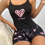 Conjunto de pijama shorts con top de tirantes con estampado de corazon y letra ribete en forma de lechuga