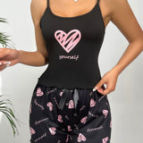 Conjunto de pijama shorts con top de tirantes con estampado de corazon y letra ribete en forma de lechuga