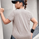 Daily&Casual Camiseta deportiva con estampado geometrico bajo curvo