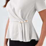 BIZwear Top peplum unicolor con perla con diseno de boton ropa de trabajo