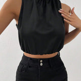 Camisa crop con lentejuela en contraste de cuello alto de espalda con abertura de ojo