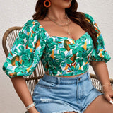 Camisa crop con estampado tropical escote corazon de manga farol