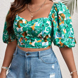 Camisa crop con estampado tropical escote corazon de manga farol