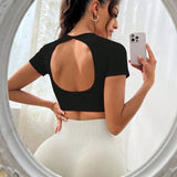 Daily&Casual Camiseta deportiva corta negra con corte en la espalda - Top corto para el Gimnasio