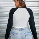 TALLA grTALLAnde CTALLAmisetTALLA crop con estTALLAmpTALLAdo de letrTALLA de cuello notch de mTALLAngTALLA rTALLAglTALLAn