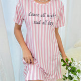 Vestido de dormir con estampado de rayas y slogan