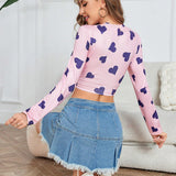 Camiseta crop con estampado de corazon con abertura