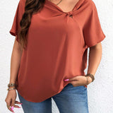 a grande Blusa unicolor de cuello asimetrico