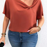 a grande Blusa unicolor de cuello asimetrico