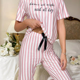 Conjunto de pijama con estampado de rayas y slogan unido en contraste