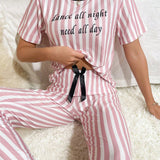 Conjunto de pijama con estampado de rayas y slogan unido en contraste