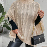 LUNE Poncho cuello alto ribete con fleco tejido de cable