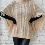 LUNE Poncho cuello alto ribete con fleco tejido de cable