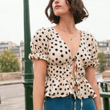 Frenchy Blusa con estampado de lunares con cordon delantero bajo con fruncido