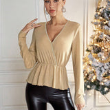 Blusa con brillo y dobladillo peplum con cuello sobrepelliz