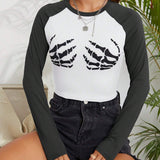 Camiseta crop esqueleto con estampado de mano de manga raglan