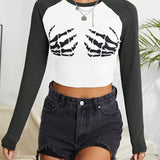 Camiseta crop esqueleto con estampado de mano de manga raglan