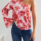 Blusa con estampado floral de cuello asimetrico de manga con volante