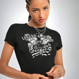 Bikercore Camiseta crop con estampado de motocicleta y letra