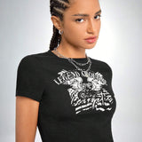 Bikercore Camiseta crop con estampado de motocicleta y letra