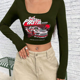 Camiseta crop con estampado de coche y letra