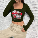 Camiseta crop con estampado de coche y letra