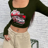 Camiseta crop con estampado de coche y letra