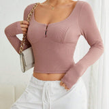 Camiseta crop de cuello scoop con boton delantero