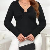 Prive Camiseta De Talla Grande Para Mujer Con Cuello Con Forma De Corazon Y Detalles Huecos Metalicos, Parte Superior De Punto Ajustada Para Un Look Romantico Y Chic De Citas En Negro