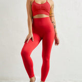 Conjunto de ropa deportiva para yoga de mujer con sosten y leggings en unicolor con detalles fruncidos