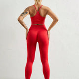 Conjunto de ropa deportiva para yoga de mujer con sosten y leggings en unicolor con detalles fruncidos
